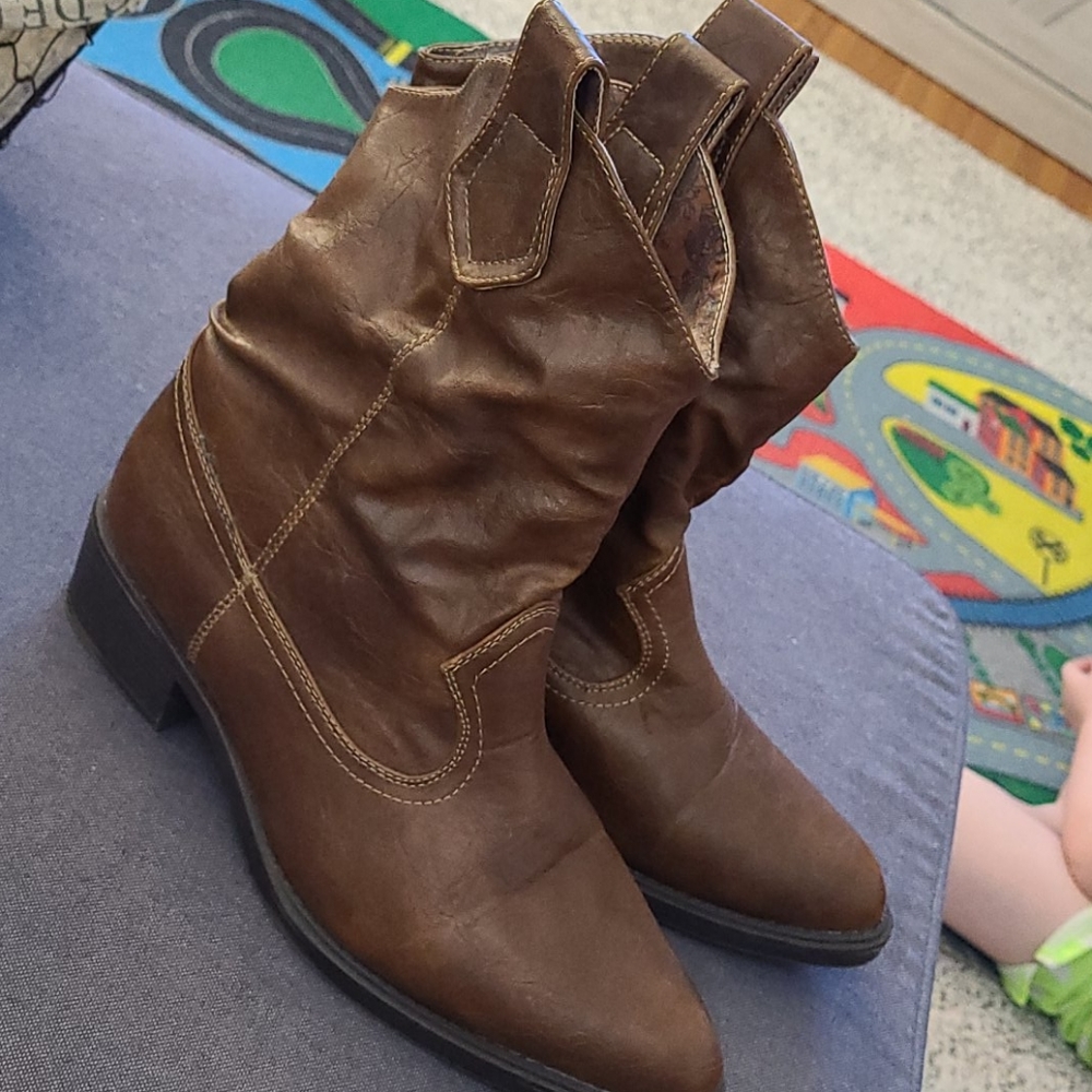 Short cowboy boots